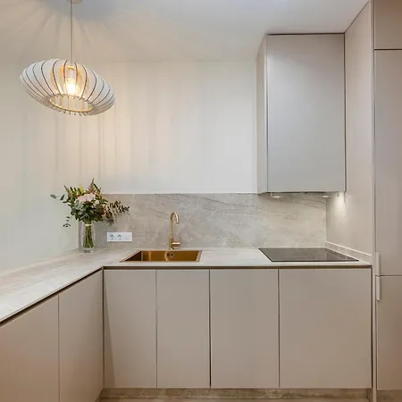 Spacious & Comfy In Golden Mile Apartment