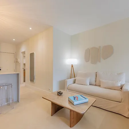 Spacious & Comfy In Golden Mile Apartment *